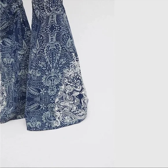 ❤️💜💙💛 FREE PEOPLE Blue Float On Flare Jeans Embroidered Paisley Jeans Size 28 - Picture 2 of 16